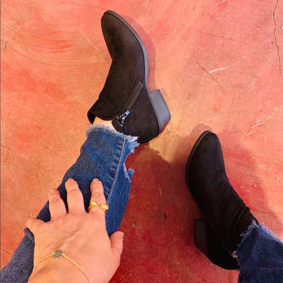 Black Basic Comfortable Low Heel Zipper Bootie - Picture 5 of 8